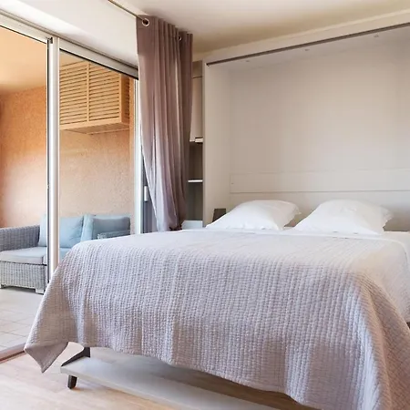 Charming 4 Studio With Pool And Garage